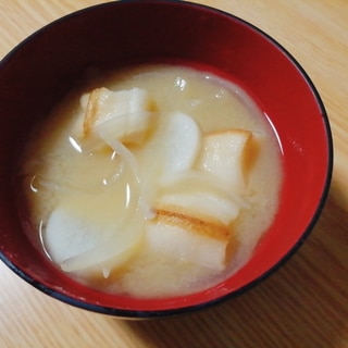 玉ねぎと長芋と麩の味噌汁